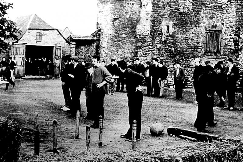 Equipe de Rodez à un concours de quilles (quilhas) et spectateurs, à Magrin, 1962