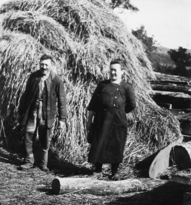 Couple (coble) devant un pailler (garbièr), à La Bellerie, vers 1940 |  Occitan Aveyron