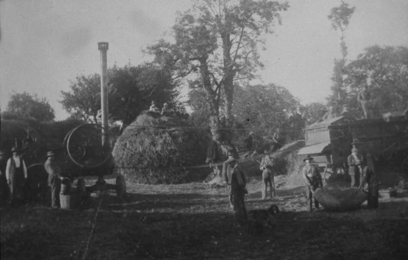Temps de pause durant dépiquage (escodre) mécanisé à la batteuse (batusa) actionnée par une locomobile (caufusa), à La Borie, 1927