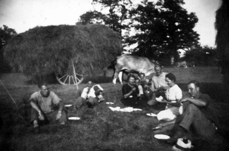 Temps de pause (quatre oras) dans une prairie (prada, prat) devant une charretée (carrada) de foin (fen) et paire de bovidés (parelh), à Milhac, 1940
